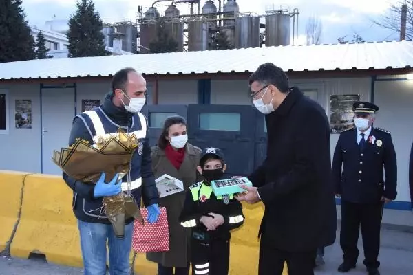 VALİ İLE BABASININ GÖREV YERİNE GİDİP, POLİS HAFTASI'NI KUTLADI VALİ İLE BABASININ GÖREV YERİNE GİDİP, POLİS HAFTASI'NI KUTLADI