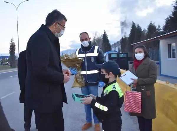 VALİ İLE BABASININ GÖREV YERİNE GİDİP, POLİS HAFTASI'NI KUTLADI VALİ İLE BABASININ GÖREV YERİNE GİDİP, POLİS HAFTASI'NI KUTLADI