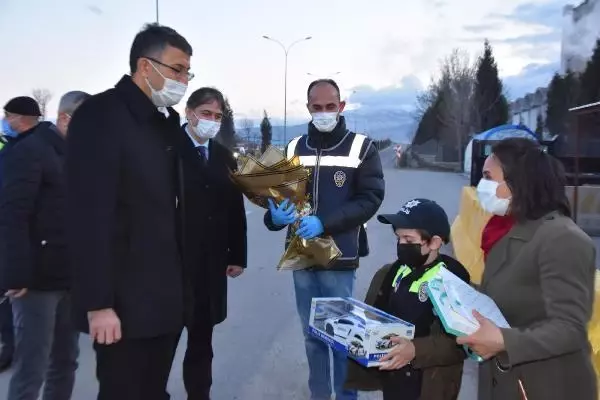 VALİ İLE BABASININ GÖREV YERİNE GİDİP, POLİS HAFTASI'NI KUTLADI VALİ İLE BABASININ GÖREV YERİNE GİDİP, POLİS HAFTASI'NI KUTLADI