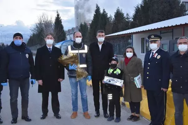 VALİ İLE BABASININ GÖREV YERİNE GİDİP, POLİS HAFTASI'NI KUTLADI VALİ İLE BABASININ GÖREV YERİNE GİDİP, POLİS HAFTASI'NI KUTLADI