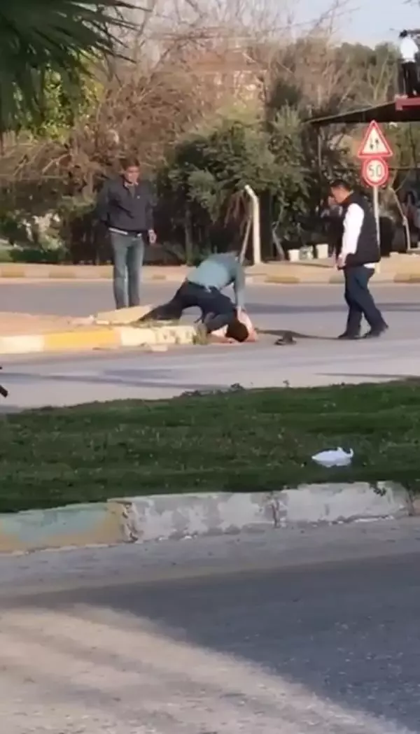 Yere yatırdıkları kişiyi sopayla dövdüler Yere yatırdıkları kişiyi sopayla dövdüler