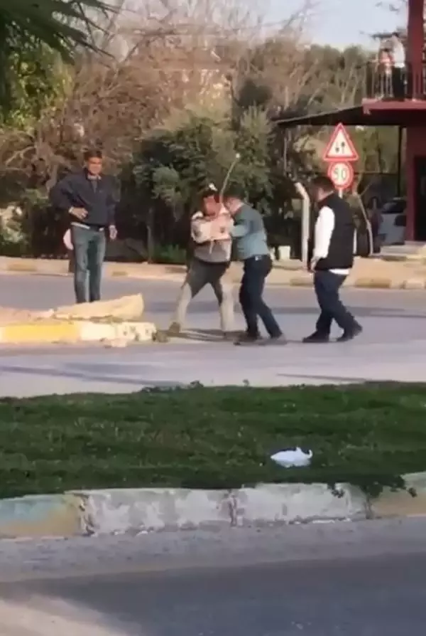 Yere yatırdıkları kişiyi sopayla dövdüler Yere yatırdıkları kişiyi sopayla dövdüler