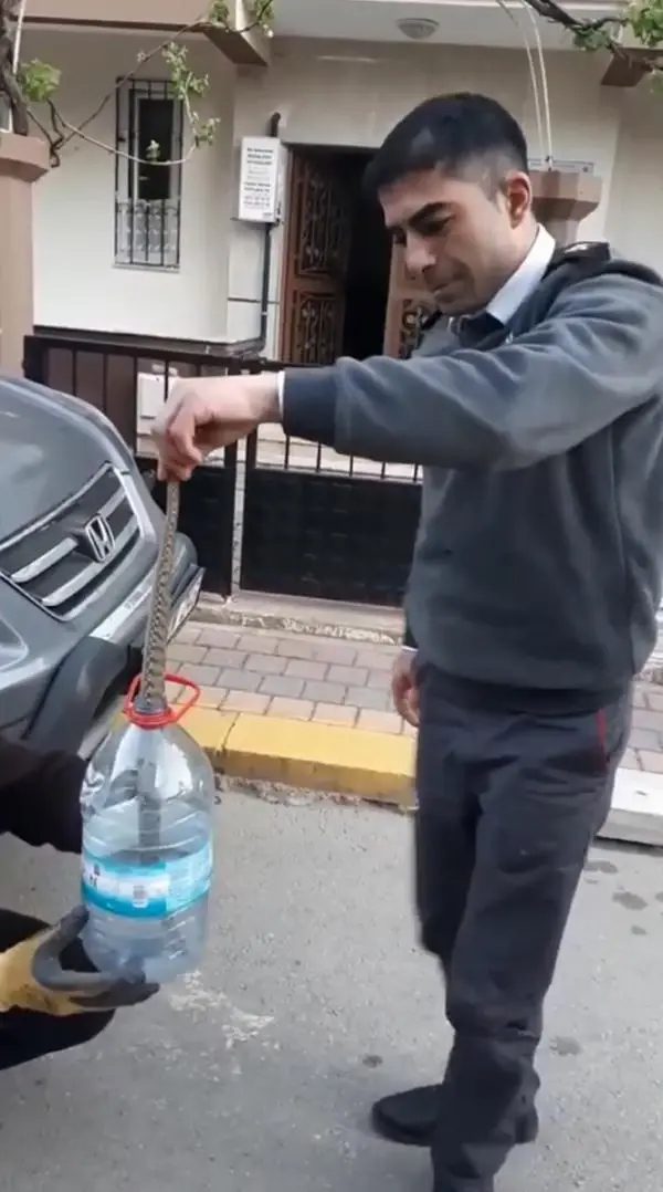 Yol ortasındaki yılanı eliyle yakalayıp, su bidonuna koydu Yol ortasındaki yılanı eliyle yakalayıp, su bidonuna koydu