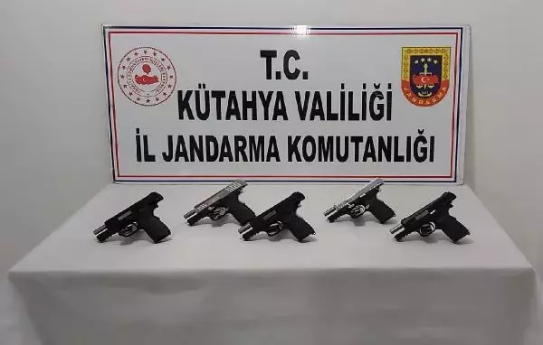 5 ruhsatsız tabancayı satmaya çalışırken yakalandılar 5 ruhsatsız tabancayı satmaya çalışırken yakalandılar
