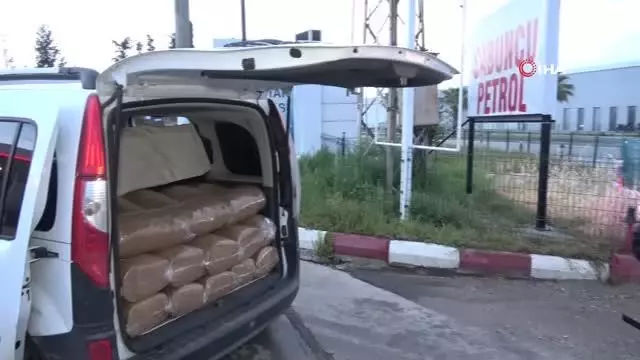 Adana'da durdurulan 2 araçtan 1 ton gümrük kaçağı tütün yakalandı Adana'da durdurulan 2 araçtan 1 ton gümrük kaçağı tütün yakalandı