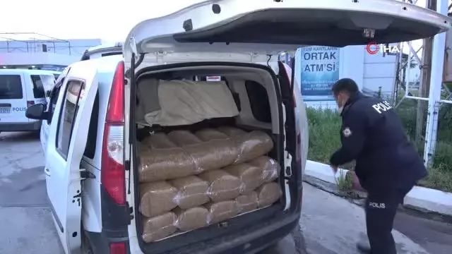 Adana'da durdurulan 2 araçtan 1 ton gümrük kaçağı tütün yakalandı Adana'da durdurulan 2 araçtan 1 ton gümrük kaçağı tütün yakalandı