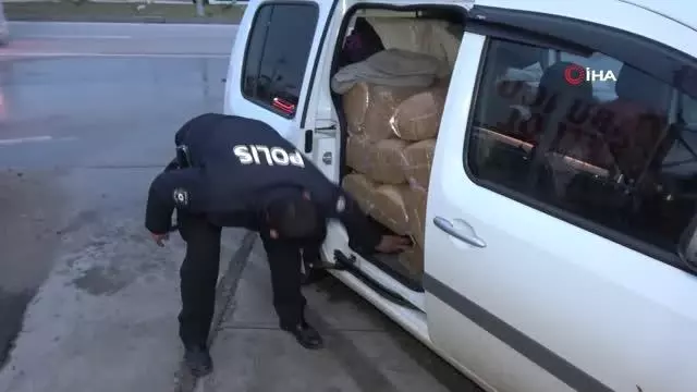 Adana'da durdurulan 2 araçtan 1 ton gümrük kaçağı tütün yakalandı Adana'da durdurulan 2 araçtan 1 ton gümrük kaçağı tütün yakalandı