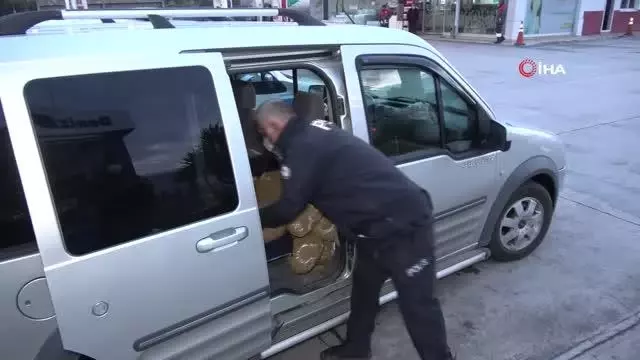 Adana'da durdurulan 2 araçtan 1 ton gümrük kaçağı tütün yakalandı Adana'da durdurulan 2 araçtan 1 ton gümrük kaçağı tütün yakalandı