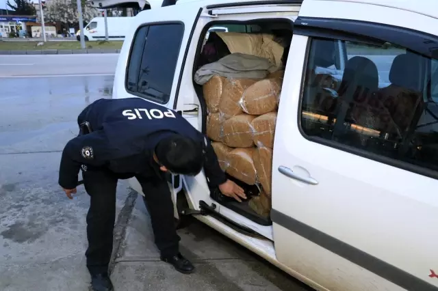 Adana'da durdurulan 2 araçtan 1 ton gümrük kaçağı tütün yakalandı Adana'da durdurulan 2 araçtan 1 ton gümrük kaçağı tütün yakalandı