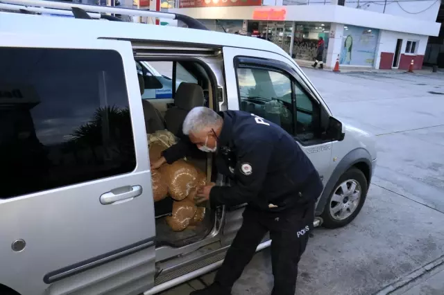 Adana'da durdurulan 2 araçtan 1 ton gümrük kaçağı tütün yakalandı Adana'da durdurulan 2 araçtan 1 ton gümrük kaçağı tütün yakalandı