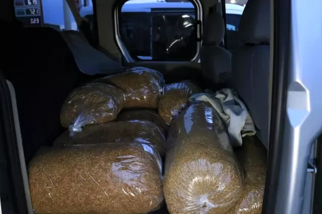 Adana'da durdurulan 2 araçtan 1 ton gümrük kaçağı tütün yakalandı Adana'da durdurulan 2 araçtan 1 ton gümrük kaçağı tütün yakalandı