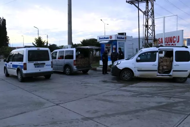 Adana'da durdurulan 2 araçtan 1 ton gümrük kaçağı tütün yakalandı Adana'da durdurulan 2 araçtan 1 ton gümrük kaçağı tütün yakalandı
