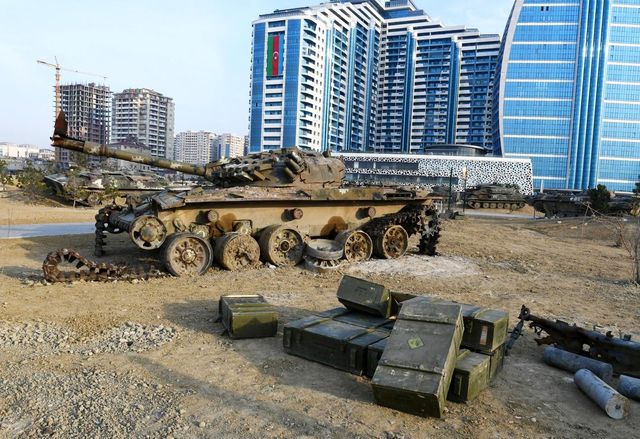 aliyev askeri ganimet parki nin acilisini yap 15 14060626 o