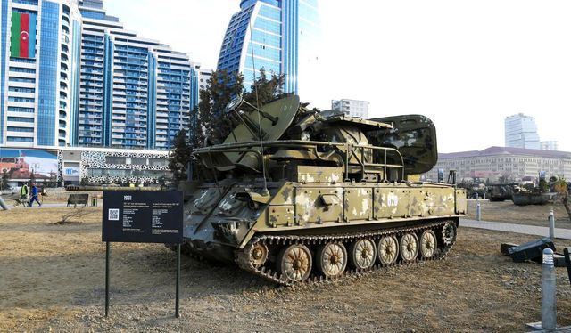 aliyev askeri ganimet parki nin acilisini yap 16 14060626 o