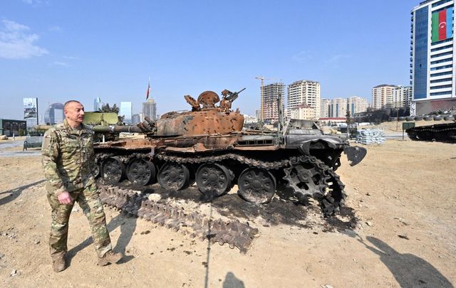 aliyev askeri ganimet parki nin acilisini yap 8 14060626 o