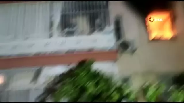 Antalya'da apartman sakinlerini sokağa döken yangın Antalya'da apartman sakinlerini sokağa döken yangın