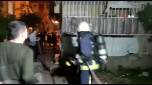 Antalya'da apartman sakinlerini sokağa döken yangın Antalya'da apartman sakinlerini sokağa döken yangın