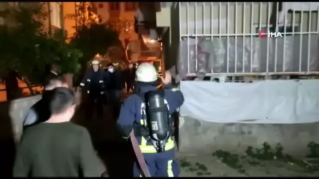 Antalya'da apartman sakinlerini sokağa döken yangın Antalya'da apartman sakinlerini sokağa döken yangın