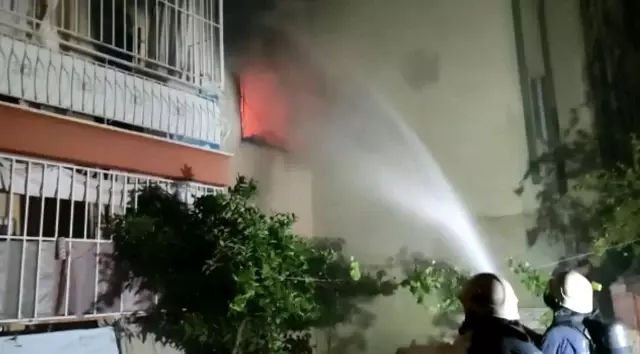 Antalya'da apartman sakinlerini sokağa döken yangın Antalya'da apartman sakinlerini sokağa döken yangın