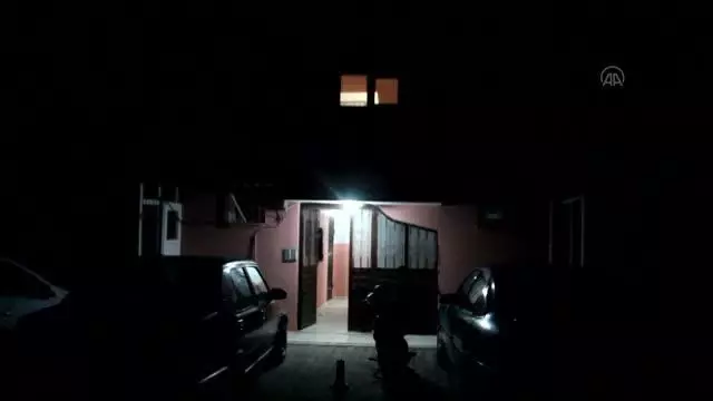 Apartman sakinleri daire kapılarını açık bırakılarak duydukları imamın eşliğinde ilk teravih namazını kıldı Apartman sakinleri daire kapılarını açık bırakılarak duydukları imamın eşliğinde ilk teravih namazını kıldı