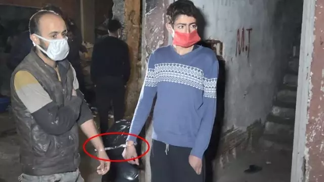 Güldürmeyen şaka! Arkadaşlarının kelepçelediği kardeşlerin imdadına polis yetişti Güldürmeyen şaka! Arkadaşlarının kelepçelediği kardeşlerin imdadına polis yetişti