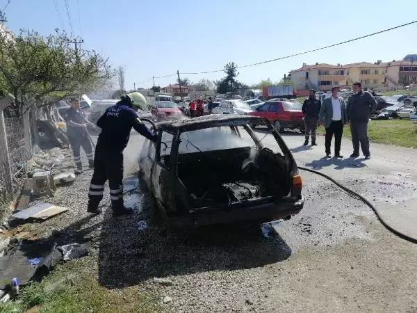 Ayvacık'ta park halindeki otomobil yandı Ayvacık'ta park halindeki otomobil yandı