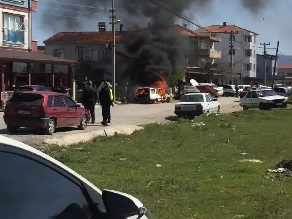 Ayvacık'ta park halindeki otomobil yandı Ayvacık'ta park halindeki otomobil yandı