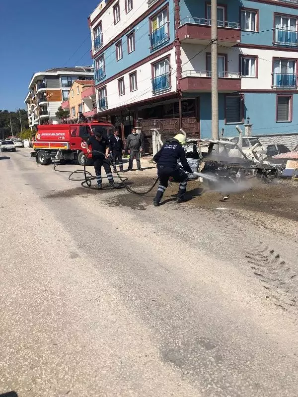 Ayvacık'ta park halindeki otomobil yandı Ayvacık'ta park halindeki otomobil yandı