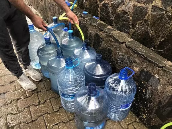 Ramazan öncesi kaynak suyu almak isteyen vatandaşlar 5 kilometrelik kuyrukta bekledi Ramazan öncesi kaynak suyu almak isteyen vatandaşlar 5 kilometrelik kuyrukta bekledi