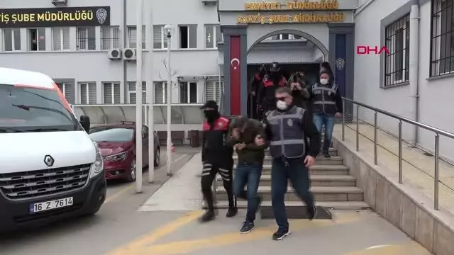 BURSA MERKEZLİ 5 İLDE 'KAMERALI GÖZLÜK' İLE KADINLARI FUHUŞA SÜRÜKLEYEN ÇETEYE OPERASYON BURSA MERKEZLİ 5 İLDE 'KAMERALI GÖZLÜK' İLE KADINLARI FUHUŞA SÜRÜKLEYEN ÇETEYE OPERASYON