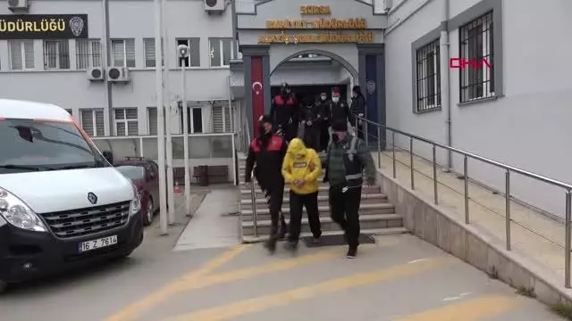 BURSA MERKEZLİ 5 İLDE 'KAMERALI GÖZLÜK' İLE KADINLARI FUHUŞA SÜRÜKLEYEN ÇETEYE OPERASYON BURSA MERKEZLİ 5 İLDE 'KAMERALI GÖZLÜK' İLE KADINLARI FUHUŞA SÜRÜKLEYEN ÇETEYE OPERASYON