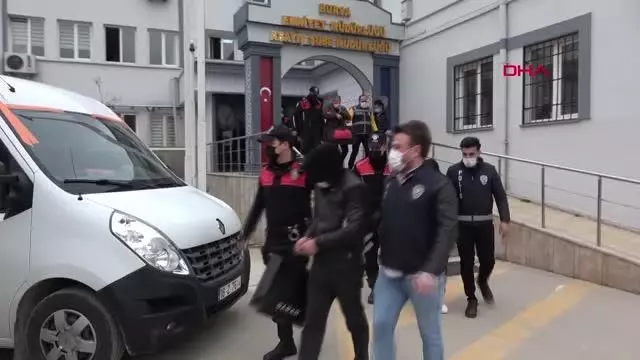 BURSA MERKEZLİ 5 İLDE 'KAMERALI GÖZLÜK' İLE KADINLARI FUHUŞA SÜRÜKLEYEN ÇETEYE OPERASYON BURSA MERKEZLİ 5 İLDE 'KAMERALI GÖZLÜK' İLE KADINLARI FUHUŞA SÜRÜKLEYEN ÇETEYE OPERASYON