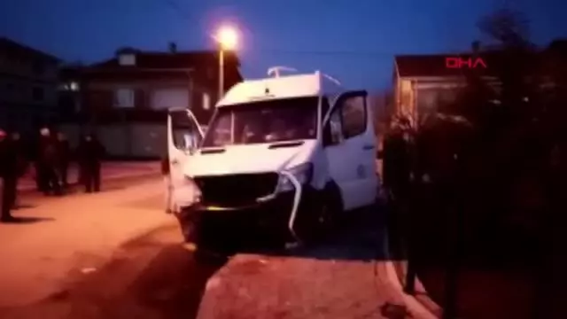 BURSA-SERVİS MİDİBÜSÜ İLE OTOMOBİL ÇARPIŞTI 2 YARALI BURSA-SERVİS MİDİBÜSÜ İLE OTOMOBİL ÇARPIŞTI 2 YARALI