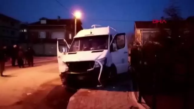 BURSA-SERVİS MİDİBÜSÜ İLE OTOMOBİL ÇARPIŞTI 2 YARALI BURSA-SERVİS MİDİBÜSÜ İLE OTOMOBİL ÇARPIŞTI 2 YARALI