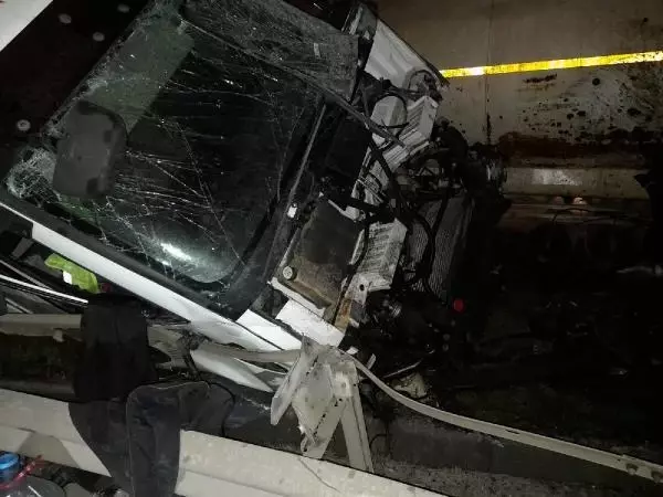 İSTANBUL-BÜYÜKÇEKMECE'DE TANKER BARİYERLERE ÇARPTI: 1 YARALI İSTANBUL-BÜYÜKÇEKMECE'DE TANKER BARİYERLERE ÇARPTI: 1 YARALI