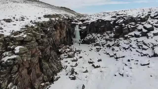 Buzları erimeye başlayan Aşağı Toklu Şelalesi coşkulu sularıyla ilgi çekiyor Buzları erimeye başlayan Aşağı Toklu Şelalesi coşkulu sularıyla ilgi çekiyor