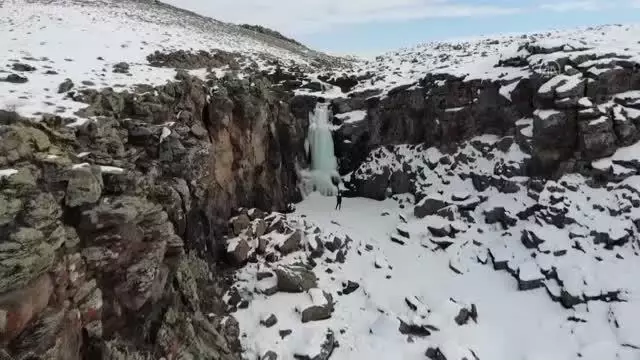 Buzları erimeye başlayan Aşağı Toklu Şelalesi coşkulu sularıyla ilgi çekiyor Buzları erimeye başlayan Aşağı Toklu Şelalesi coşkulu sularıyla ilgi çekiyor