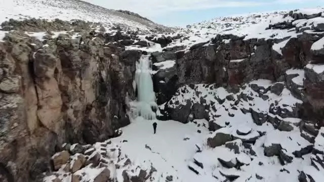 Buzları erimeye başlayan Aşağı Toklu Şelalesi coşkulu sularıyla ilgi çekiyor Buzları erimeye başlayan Aşağı Toklu Şelalesi coşkulu sularıyla ilgi çekiyor