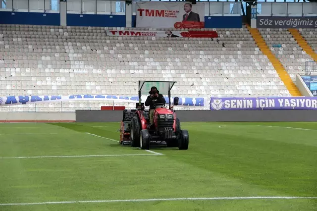Cenk Tosun'un sakatlandığı nokta yetkililer tarafından incelendi, zemin sorunsuz görüldü Cenk Tosun'un sakatlandığı nokta yetkililer tarafından incelendi, zemin sorunsuz görüldü