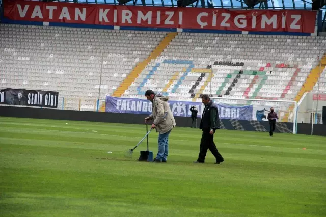 Cenk Tosun'un sakatlandığı nokta yetkililer tarafından incelendi, zemin sorunsuz görüldü Cenk Tosun'un sakatlandığı nokta yetkililer tarafından incelendi, zemin sorunsuz görüldü