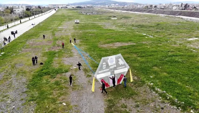 36 metrelik dev uçurtma rüzgar çıkmayınca uçmadı 36 metrelik dev uçurtma rüzgar çıkmayınca uçmadı