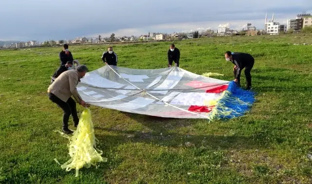 36 metrelik dev uçurtma rüzgar çıkmayınca uçmadı 36 metrelik dev uçurtma rüzgar çıkmayınca uçmadı