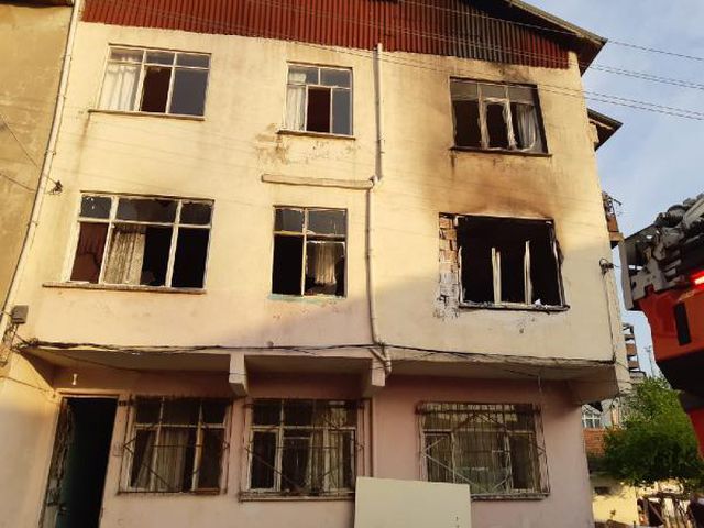 evinde cikan yanginda yanarak hayatini kaybet 3 14061442 o
