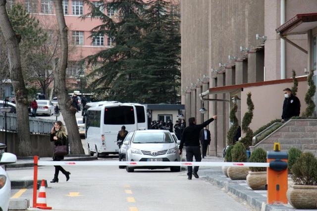 Gözaltındaki emekli amiraller Ankara Adliyesi'ne getirildi