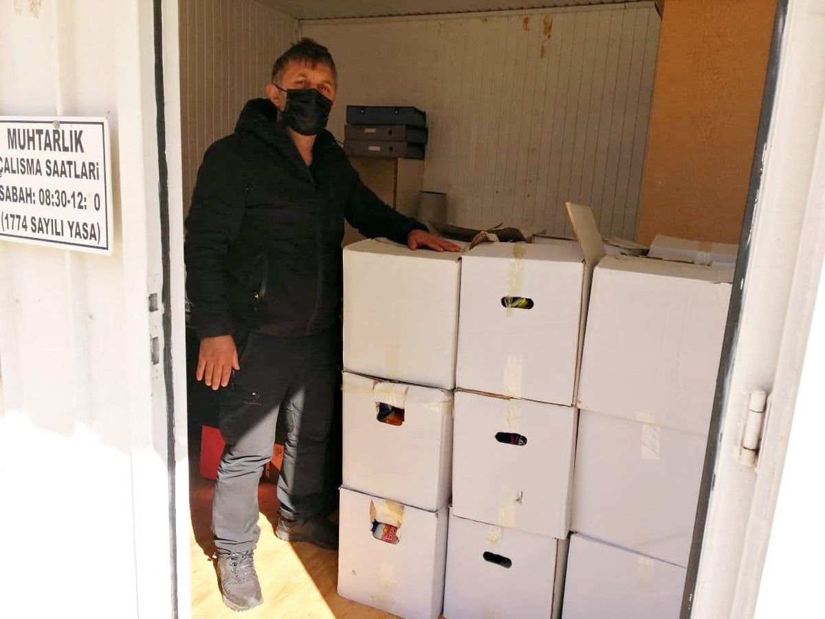 Hayırsever muhtar takdir topluyor