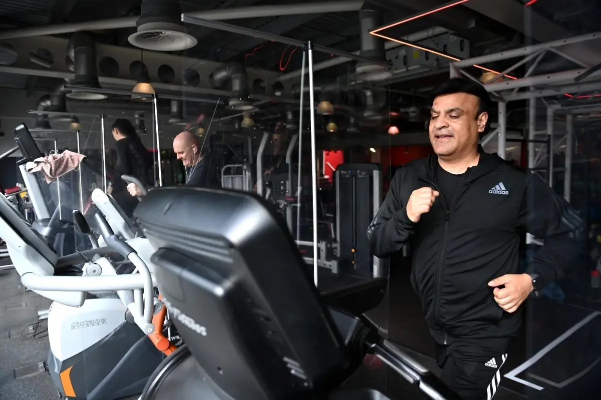 İngiltere'de korona virüs kısıtlamaları gevşetildi, işletmeler yeniden açıldı