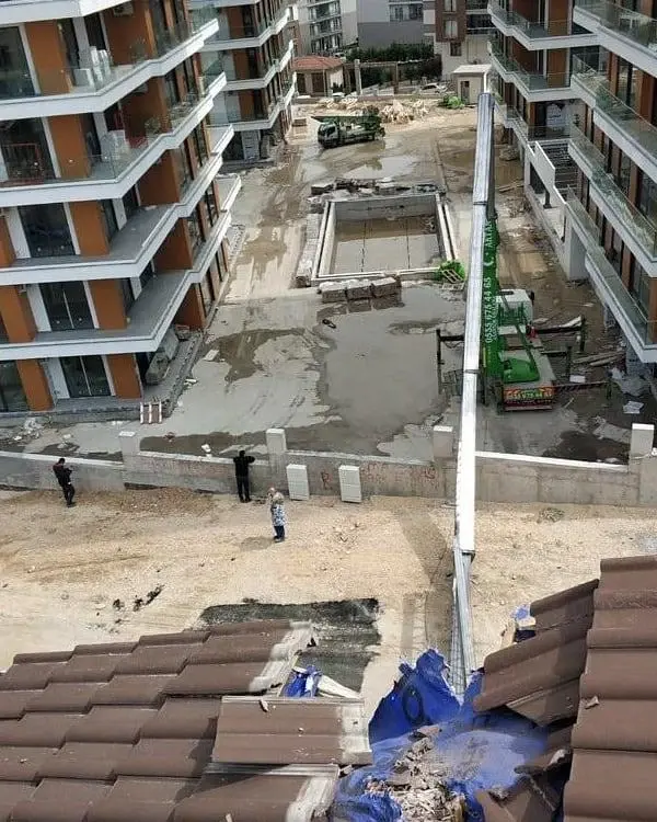 BURSA'DA VİNÇ RÜZGAR NEDENİYLE DEVRİLDİ