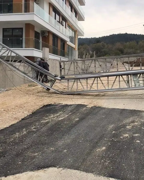 BURSA'DA VİNÇ RÜZGAR NEDENİYLE DEVRİLDİ