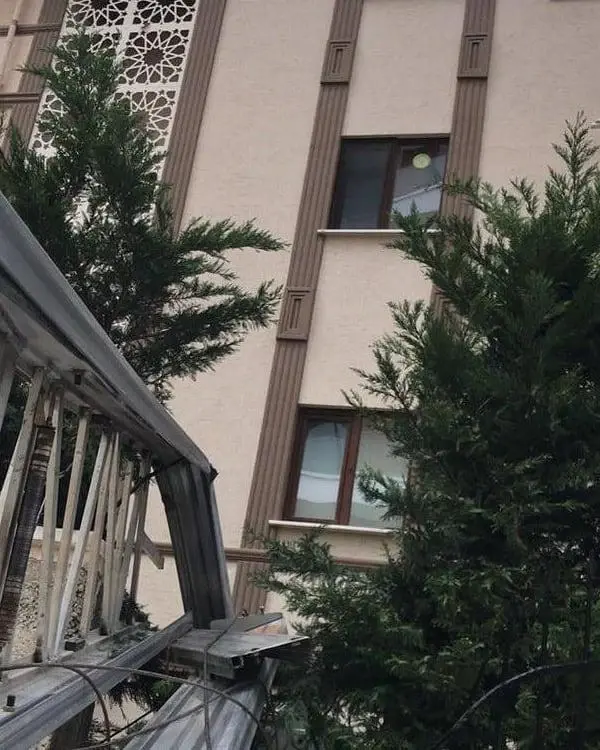 BURSA'DA VİNÇ RÜZGAR NEDENİYLE DEVRİLDİ