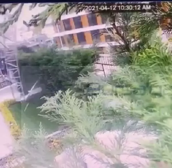 BURSA'DA VİNÇ RÜZGAR NEDENİYLE DEVRİLDİ